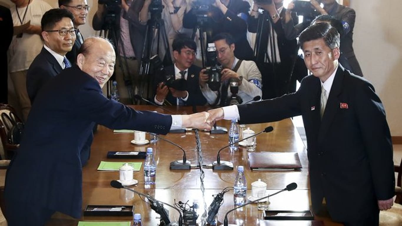 Der Präsident des südkoreanischen Roten Kreuzes, Park Kyung Seo (l), und sein nordkoreanischer Amtskollege Pak Yong Il reichen sich bei einem Treffen an der nordkoreanischen Ostküste die Hände.