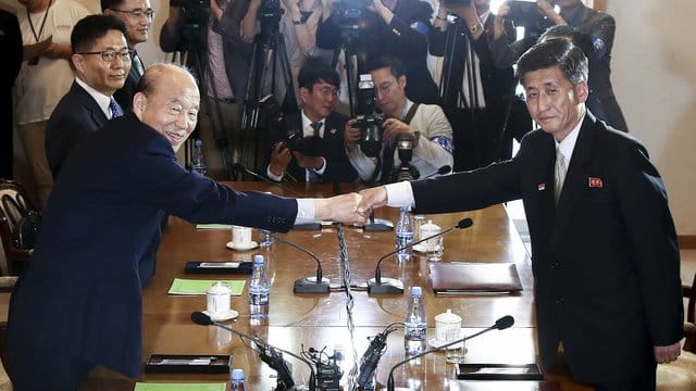 Der Präsident des südkoreanischen Roten Kreuzes, Park Kyung Seo (l), und sein nordkoreanischer Amtskollege Pak Yong Il reichen sich bei einem Treffen an der nordkoreanischen Ostküste die Hände. Der Präsident des südkoreanischen Roten Kreuzes, Park Kyung Seo (l), und sein nordkoreanischer Amtskollege Pak Yong Il reichen sich bei einem Treffen an der nordkoreanischen Ostküste die Hände.