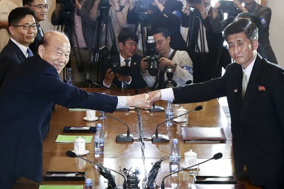 Der Präsident des südkoreanischen Roten Kreuzes, Park Kyung Seo (l), und sein nordkoreanischer Amtskollege Pak Yong Il reichen sich bei einem Treffen an der nordkoreanischen Ostküste die Hände.