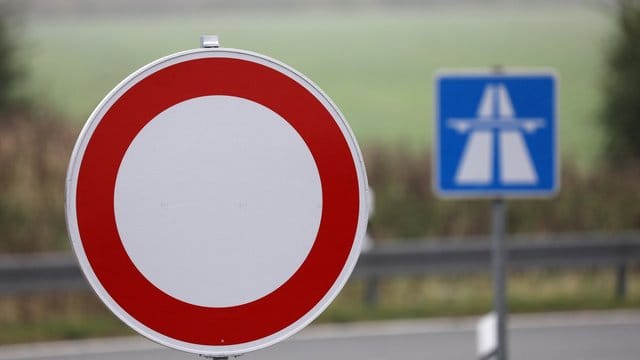 Ein Verkehrsschild weist auf eine Sperrung hin Ein Verkehrsschild weist auf eine Sperrung hin