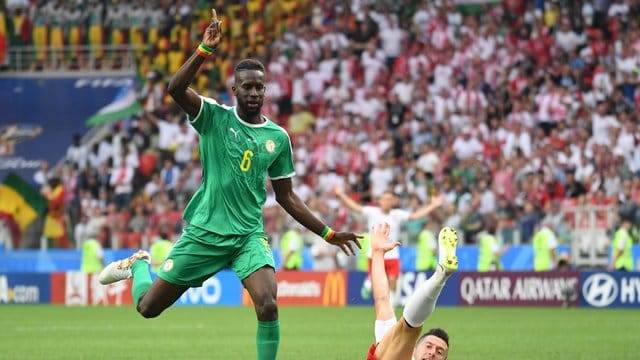 Ließ Polen-Star Robert Lewandowski kaum zur Entfaltung kommen: Senegals Salif Sané. Ließ Polen-Star Robert Lewandowski kaum zur Entfaltung kommen: Senegals Salif Sané.