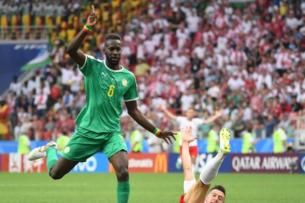Ließ Polen-Star Robert Lewandowski kaum zur Entfaltung kommen: Senegals Salif Sané.