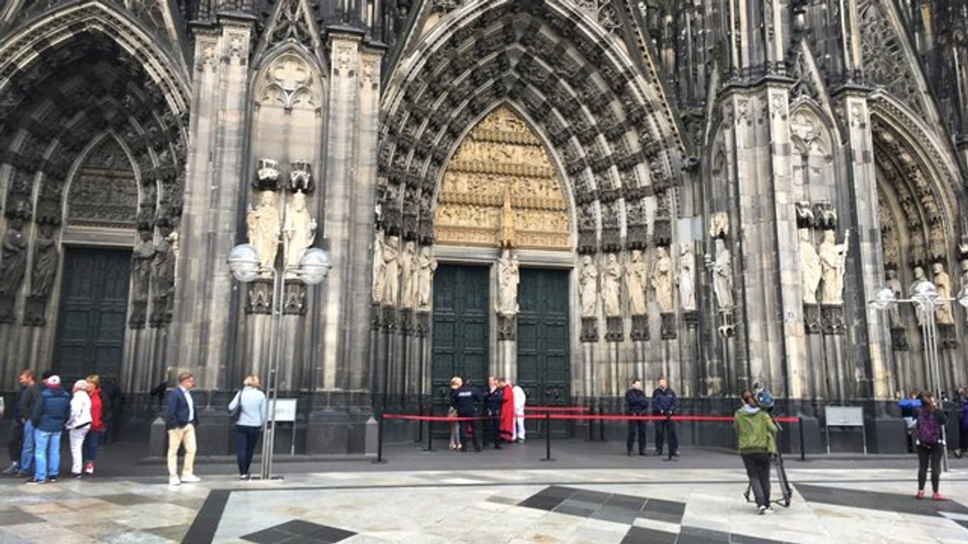 Der Eingang des Kölner Doms ist gesperrt.