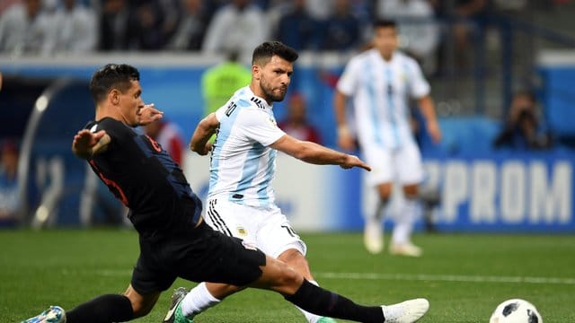 Wehrt sich gegen die Kritik seines Trainers: Argentiniens Sergio Agüero (r).