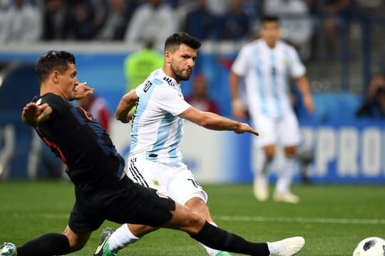 Wehrt sich gegen die Kritik seines Trainers: Argentiniens Sergio Agüero (r).