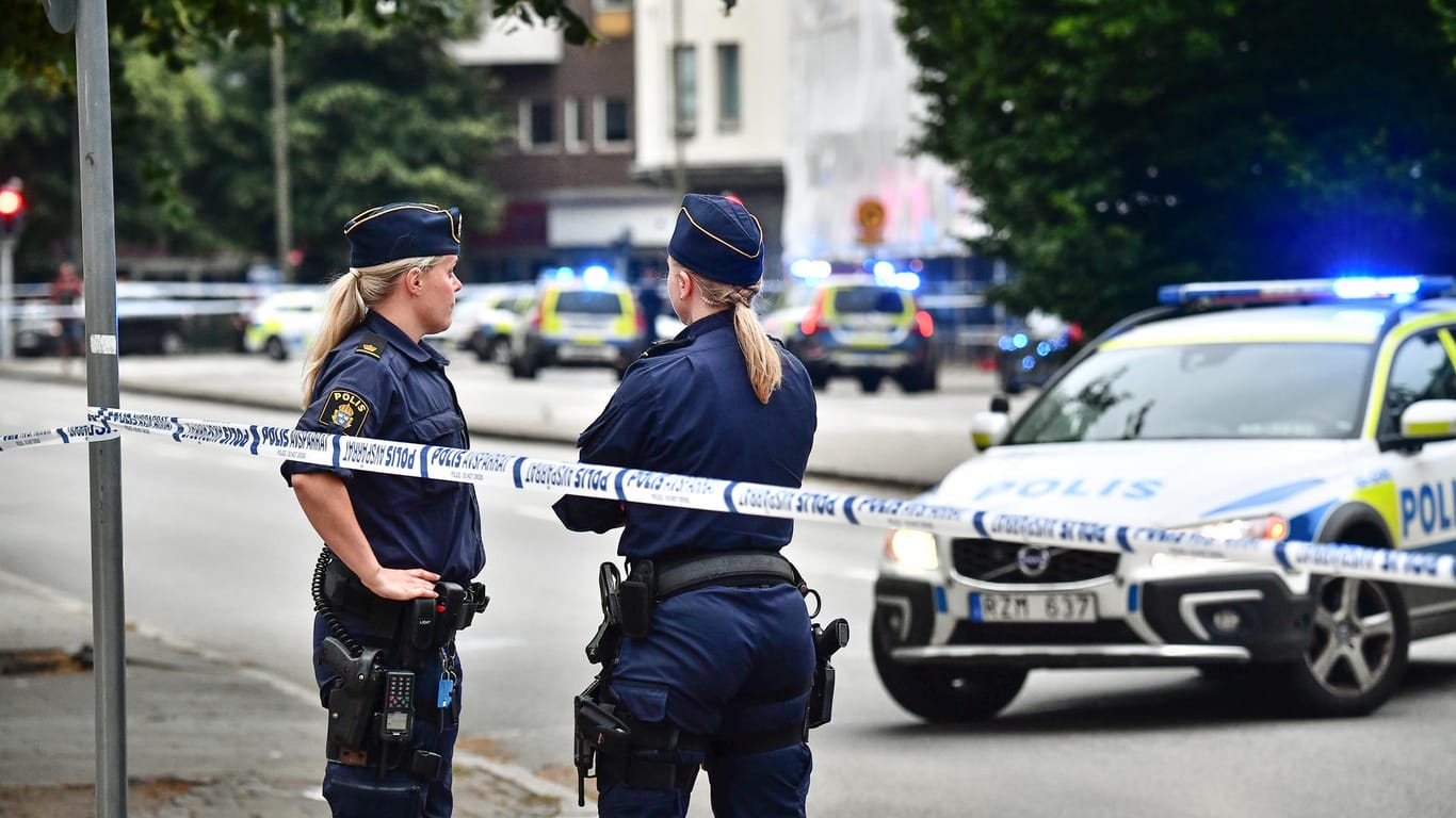 Zwei Polizistinnen stehen an einem Tatort in Malmö: Erst kürzlich sind drei Bandenmitglieder bei einer Schießerei ums Leben gekommen. Nun wurde erneut ein Mann erschossen.