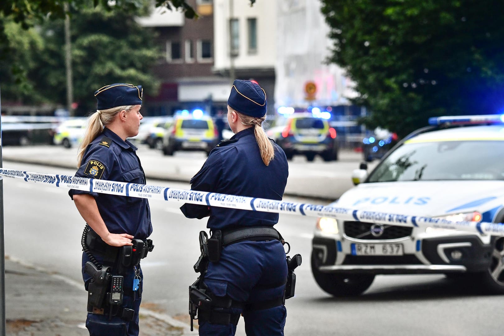 Zwei Polizistinnen stehen an einem Tatort in Malmö: Erst kürzlich sind drei Bandenmitglieder bei einer Schießerei ums Leben gekommen. Nun wurde erneut ein Mann erschossen.