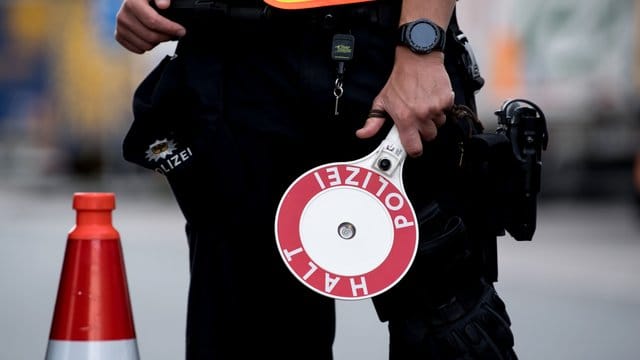 Insgesamt zählte das Statistische Bundesamt zum Stichtag Mitte 2017 rund 319 400 Polizisten, knapp zwei Prozent mehr als zum gleichen Zeitpunkt des Vorjahres. Insgesamt zählte das Statistische Bundesamt zum Stichtag Mitte 2017 rund 319 400 Polizisten, knapp zwei Prozent mehr als zum gleichen Zeitpunkt des Vorjahres.