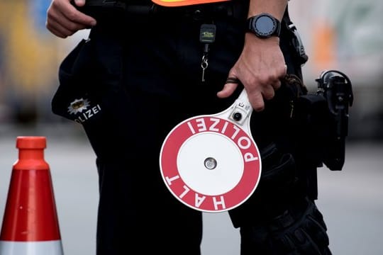 Insgesamt zählte das Statistische Bundesamt zum Stichtag Mitte 2017 rund 319 400 Polizisten, knapp zwei Prozent mehr als zum gleichen Zeitpunkt des Vorjahres.