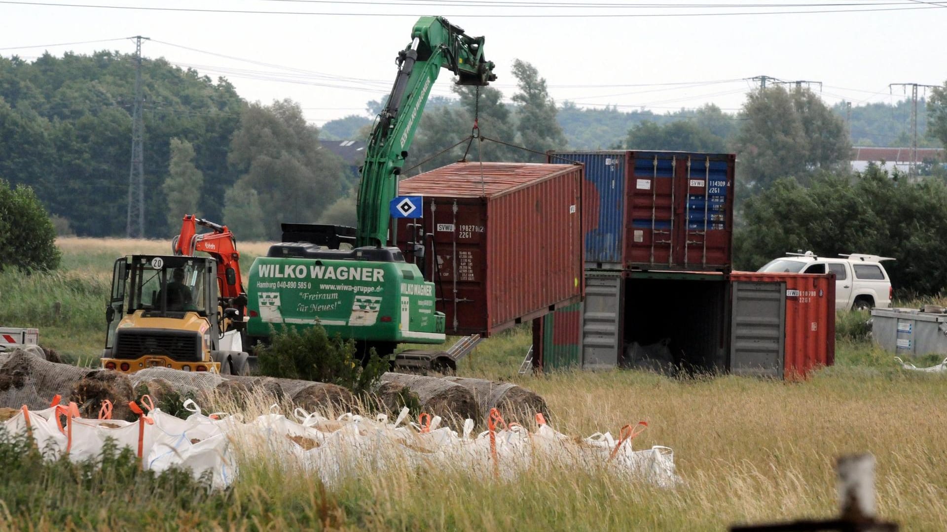 Container werden im Siebendörfer Moor für die Sprengung von drei Weltkriegsbomben aufgestellt: Aus Sicherheitsgründen sollen drei Weltkriegsbomben kontrolliert gesprengt werden. Container werden im Siebendörfer Moor für die Sprengung von drei Weltkriegsbomben aufgestellt: Aus Sicherheitsgründen sollen drei Weltkriegsbomben kontrolliert gesprengt werden.