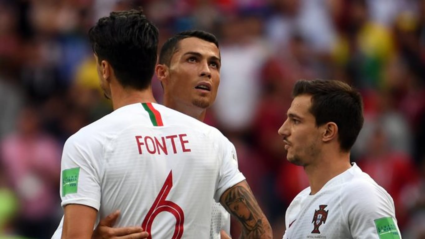 Noch nicht sicher im Achtelfinale: Portugals Jose Fonte (l) und Cristiano Ronaldo.