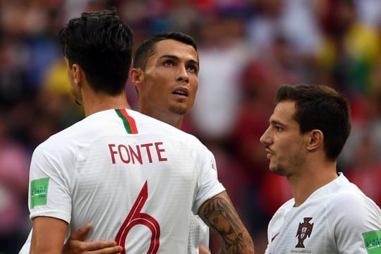 Noch nicht sicher im Achtelfinale: Portugals Jose Fonte (l) und Cristiano Ronaldo.