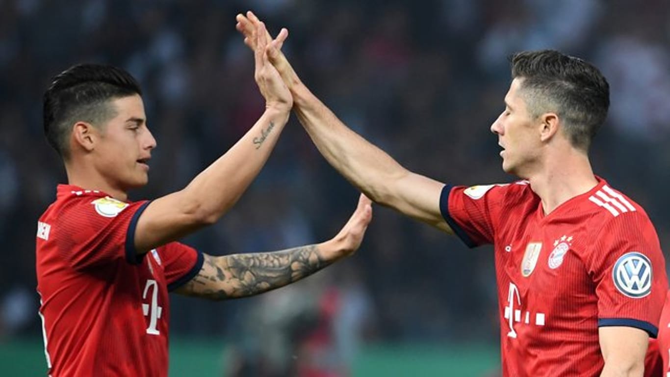 Treffen im WM-Duell zwischen Kolumbien und Polen aufeinander: Die Bayern-Stars James Rodríguez und Robert Lewandowski.