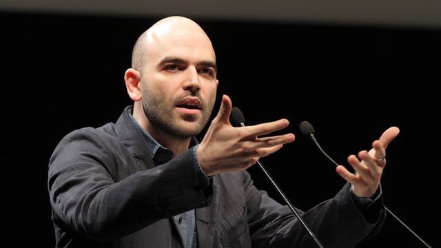 Der Schriftsteller Roberto Saviano wurde mit seinem Buch "Gomorrha" über die Mafia in Neapel auch international bekannt und erhielt Todesdrohungen. Der Schriftsteller Roberto Saviano wurde mit seinem Buch "Gomorrha" über die Mafia in Neapel auch international bekannt und erhielt Todesdrohungen.