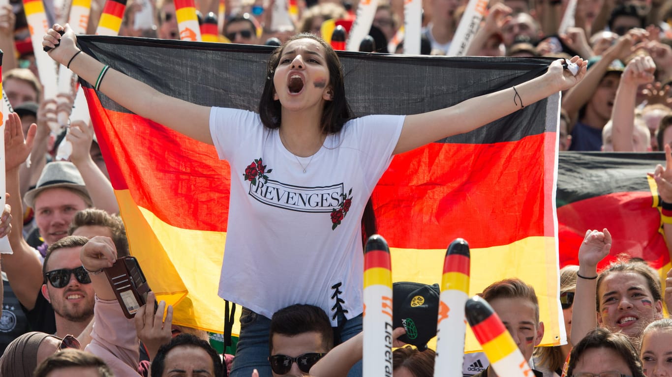 Public Viewing zum ersten Spiel der Nationalmannschaft bei der WM: Wer Deutscher ist, sollten nicht die Populisten bestimmen, sagt unsere Kolumnistin.