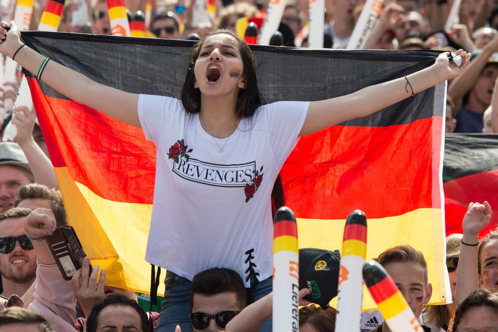 Public Viewing zum ersten Spiel der Nationalmannschaft bei der WM: Wer Deutscher ist, sollten nicht die Populisten bestimmen, sagt unsere Kolumnistin.