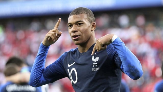 Frankreichs Kylian Mbappe feiert seinen Treffer zum 1:0 gegen Peru. Frankreichs Kylian Mbappe feiert seinen Treffer zum 1:0 gegen Peru.