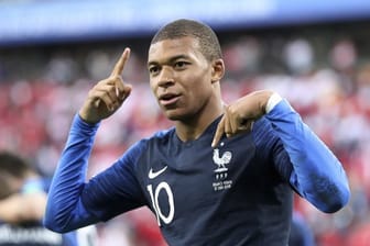 Frankreichs Kylian Mbappe feiert seinen Treffer zum 1:0 gegen Peru.