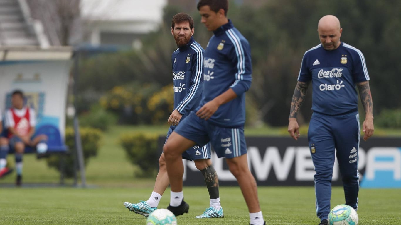 Sollen nicht mehr das beste Verhältnis haben: Argentiniens Coach Jorge Sampaoli (r.) und Lionel Messi (l.).