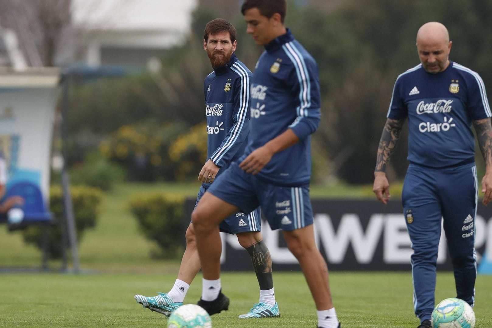 Sollen nicht mehr das beste Verhältnis haben: Argentiniens Coach Jorge Sampaoli (r.) und Lionel Messi (l.).