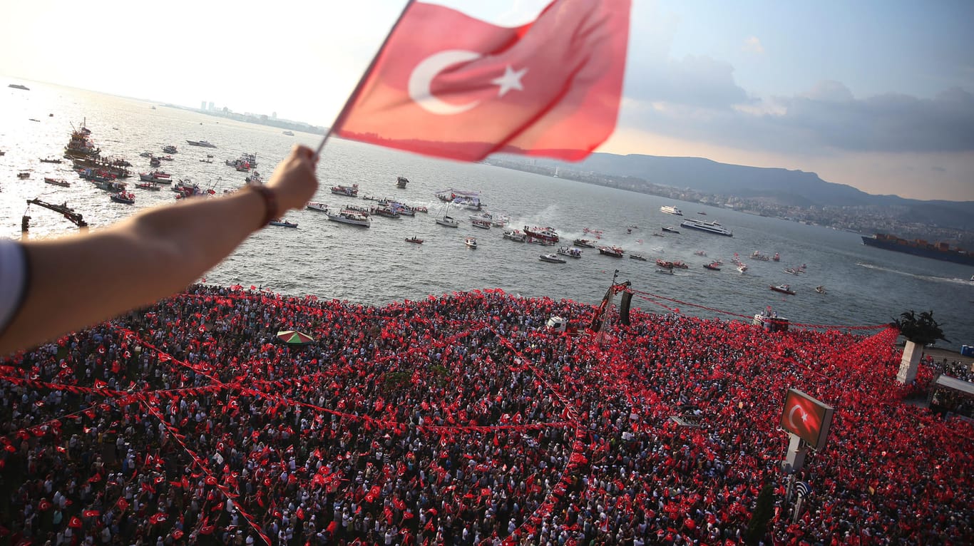 Wahlkampf: Eigenen Angaben zufolge sollen Hunderttausende Anhänger dem Oppositionskandidaten Muharrem Ince in Izmir zugejulbelt haben.
