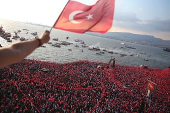 Wahlkampf: Eigenen Angaben zufolge sollen Hunderttausende Anhänger dem Oppositionskandidaten Muharrem Ince in Izmir zugejulbelt haben.