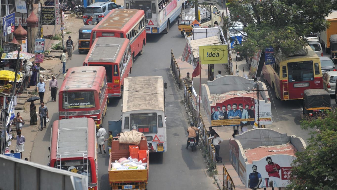Straßenverkehr in der indischen Stadt Kochi: 135.000 Menschen sterben jedes Jahr im auf indischen Straßen. (Archivbild)