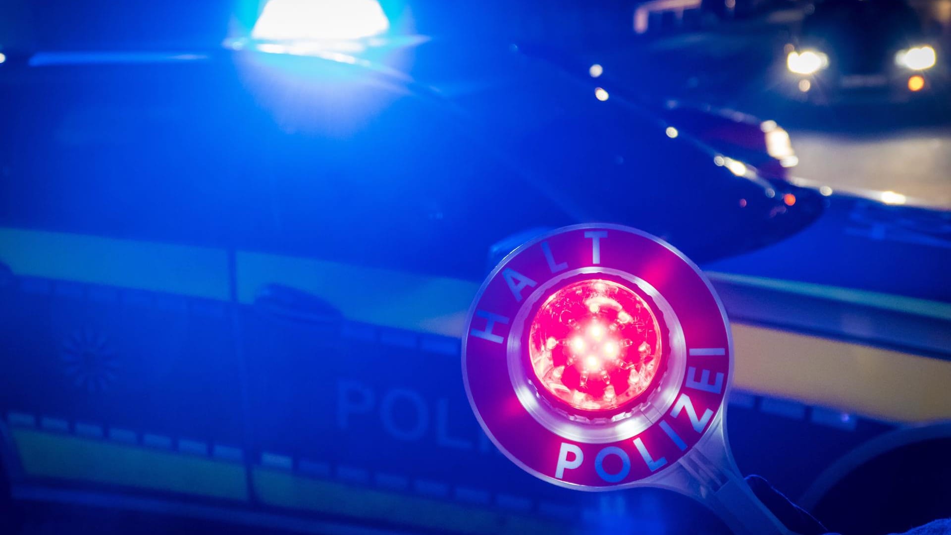 Eine Kontrollstelle der Polizei: Der davonrasende Mann verletzte die Beamten bei seiner Flucht. (Archivbild) Eine Kontrollstelle der Polizei: Der davonrasende Mann verletzte die Beamten bei seiner Flucht. (Archivbild)