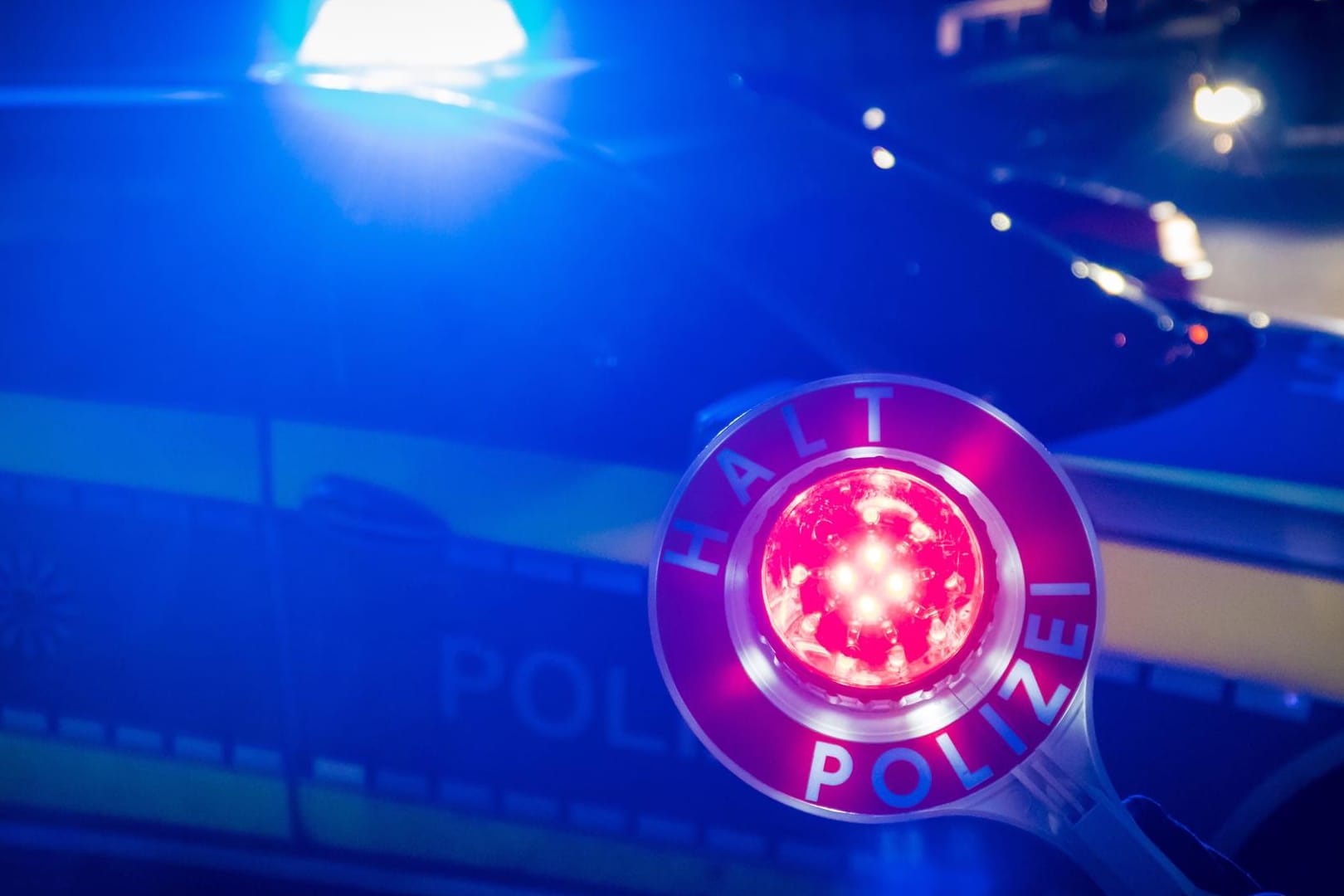 Eine Kontrollstelle der Polizei: Der davonrasende Mann verletzte die Beamten bei seiner Flucht. (Archivbild)