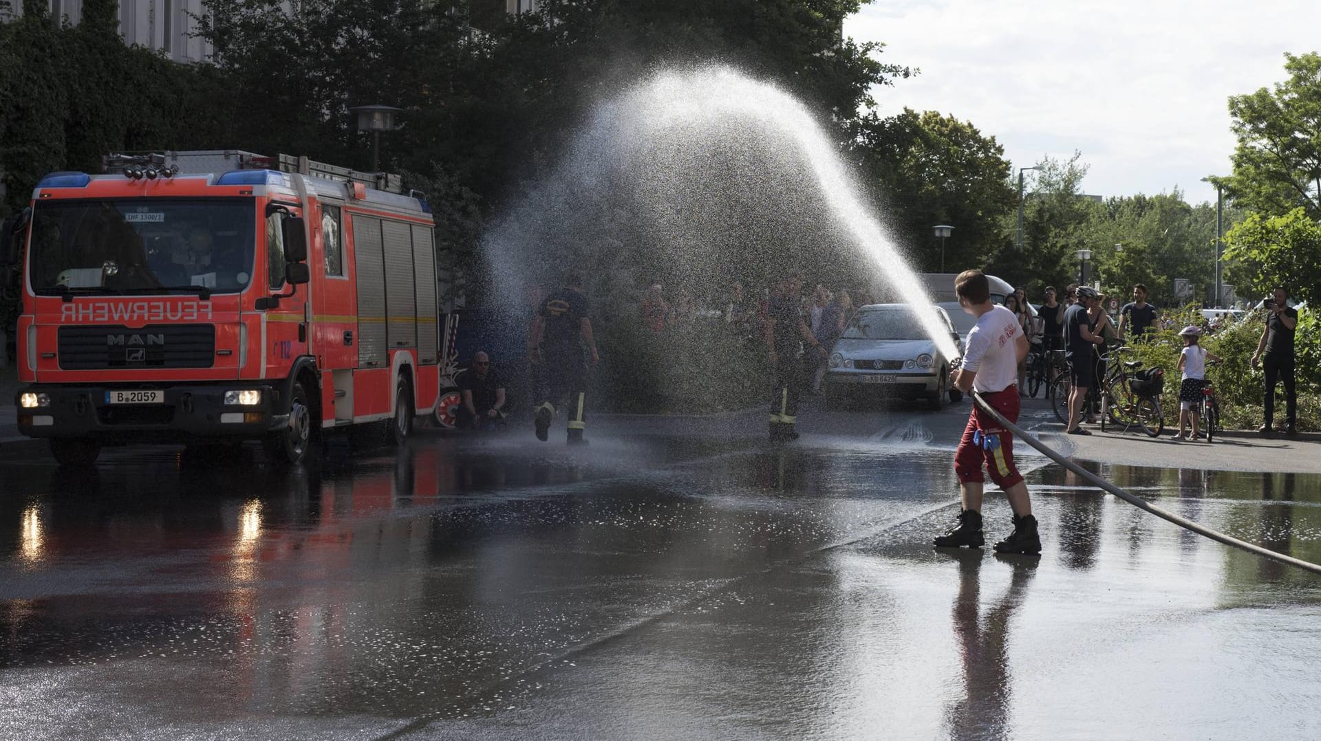 Berliner Feuerwehrleute sorgen Anfang Juni mit ihren Schläuchen für Abkühlung: Höchsttemperaturen wie in den vergangenen Wochen sind in Deutschland nicht die Norm.