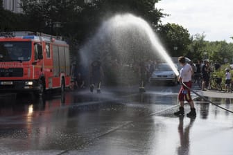 Berliner Feuerwehrleute sorgen Anfang Juni mit ihren Schläuchen für Abkühlung: Höchsttemperaturen wie in den vergangenen Wochen sind in Deutschland nicht die Norm.