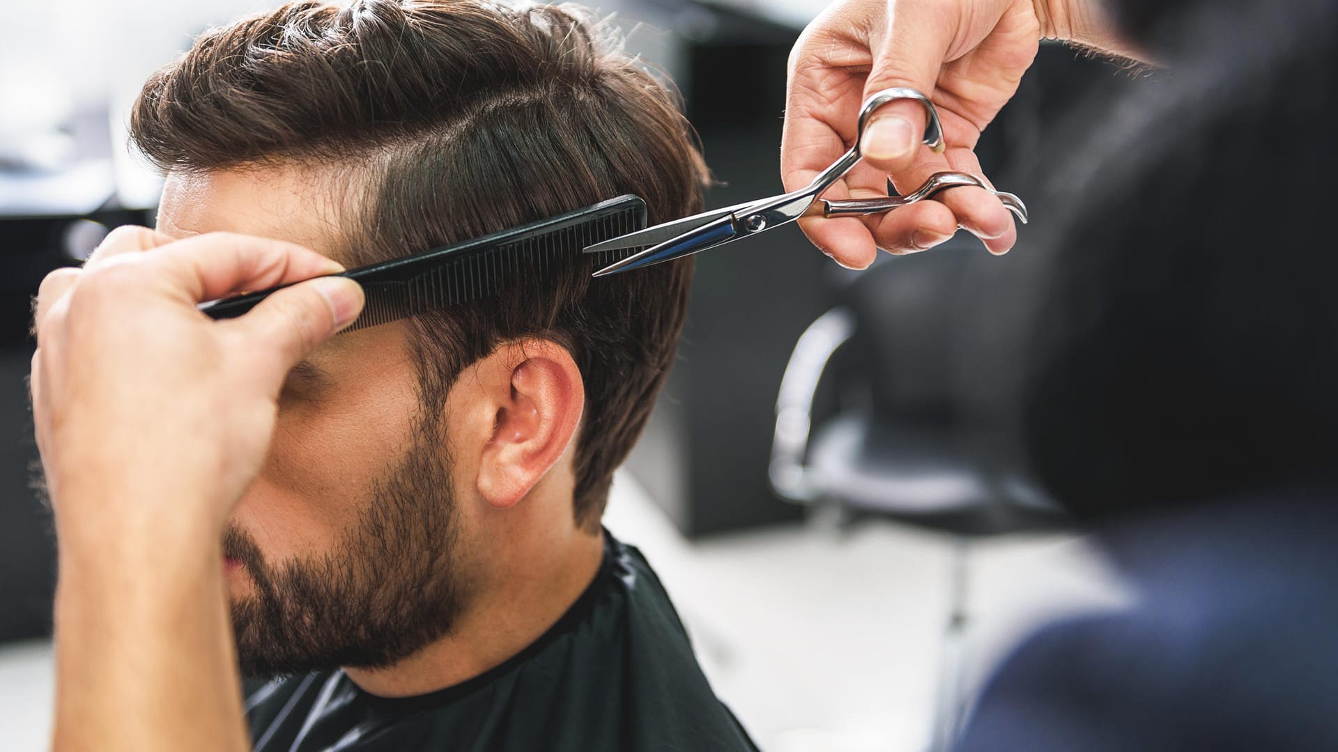 Termin beim Friseur: Fettige Haare sind sinnvoll für die Beratung.