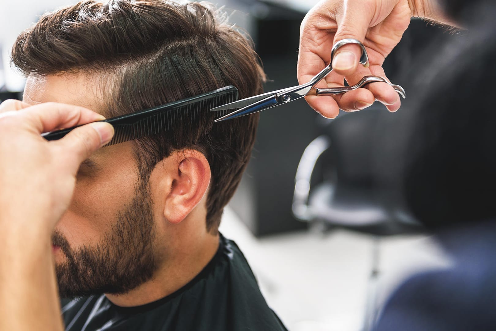 Termin beim Friseur: Fettige Haare sind sinnvoll für die Beratung.