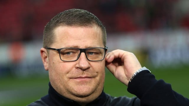 Gladbachs Sportdirektor Manager Max Eberl verfolgt die WM am Fernseher.
