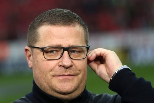 Gladbachs Sportdirektor Manager Max Eberl verfolgt die WM am Fernseher.