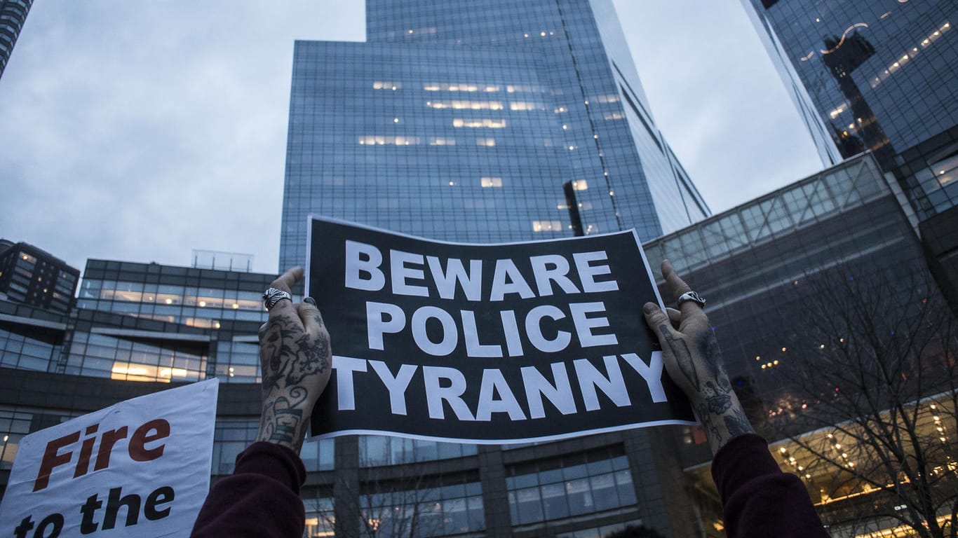 Ein Mann hält ein Schild mit den Worten "Beware Police Tyranny" ("Vorsicht Polizeitgewalt") zu sehen: Immer wieder erschießen US-Polizisten unbewaffnete Afroamerikaner. (Archivbild)
