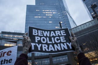 Ein Mann hält ein Schild mit den Worten "Beware Police Tyranny" ("Vorsicht Polizeitgewalt") zu sehen: Immer wieder erschießen US-Polizisten unbewaffnete Afroamerikaner. (Archivbild)