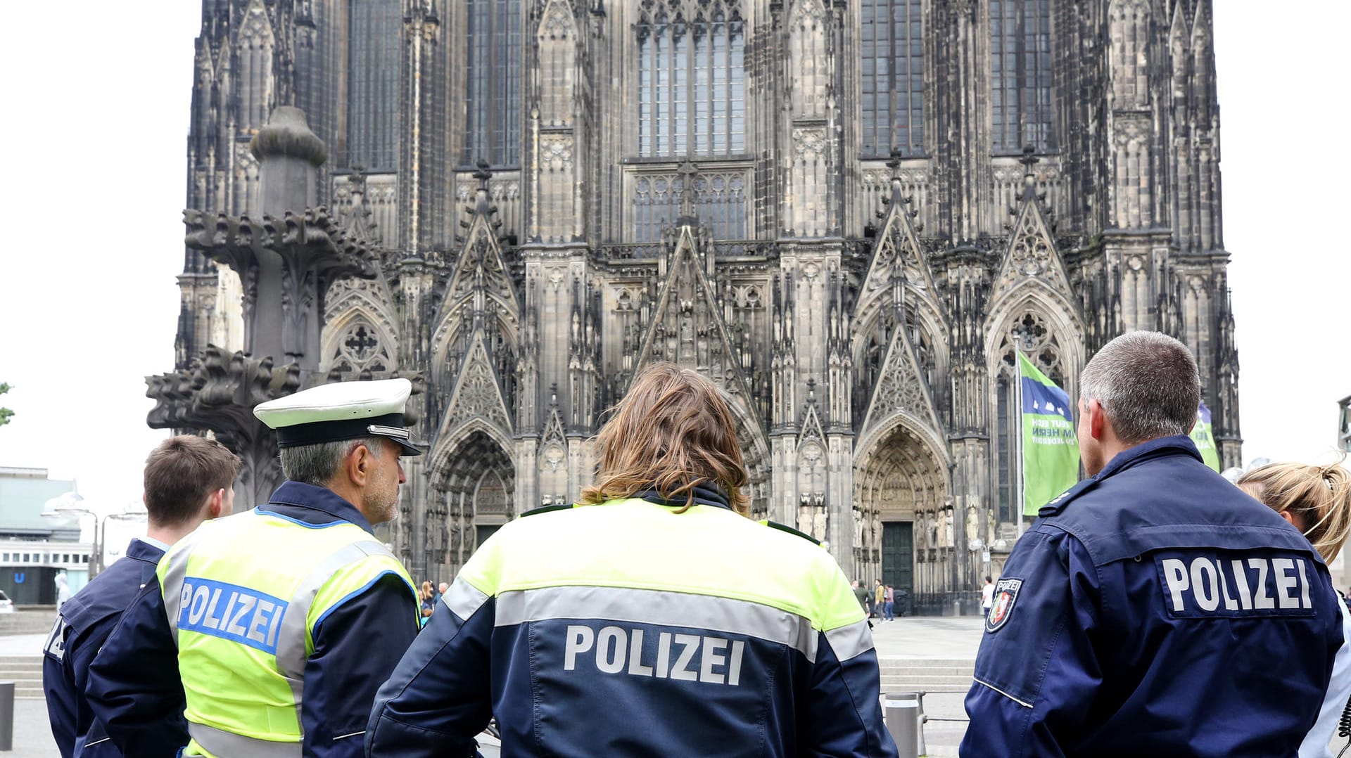 Polizisten stehen vor dem evakuierten Kölner Dom: Das Gebäude wurde wegen eines verdächtigen Mannes kurzfristig geräumt. Polizisten stehen vor dem evakuierten Kölner Dom: Das Gebäude wurde wegen eines verdächtigen Mannes kurzfristig geräumt.