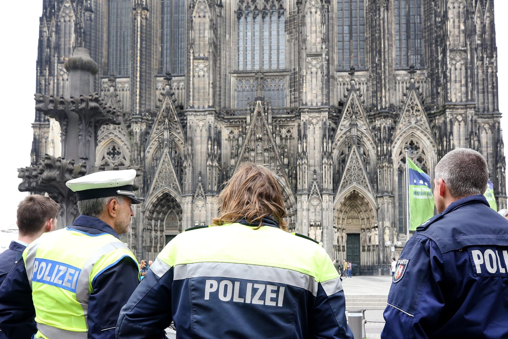 Polizisten stehen vor dem evakuierten Kölner Dom: Das Gebäude wurde wegen eines verdächtigen Mannes kurzfristig geräumt.