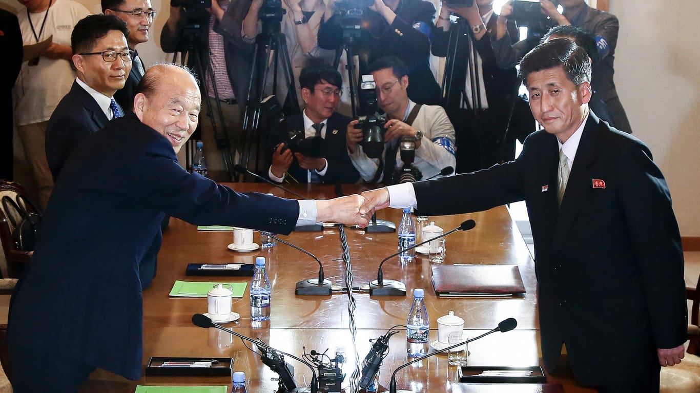 Park Kyung Seo (l), und sein Amtskollege Pak Yong Il (r) reichen sich die Hand: Langsam nähern sich Süd- und Nordkorea wieder an.