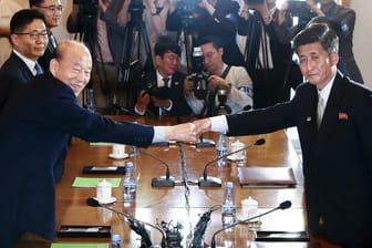 Park Kyung Seo (l), und sein Amtskollege Pak Yong Il (r) reichen sich die Hand: Langsam nähern sich Süd- und Nordkorea wieder an.
