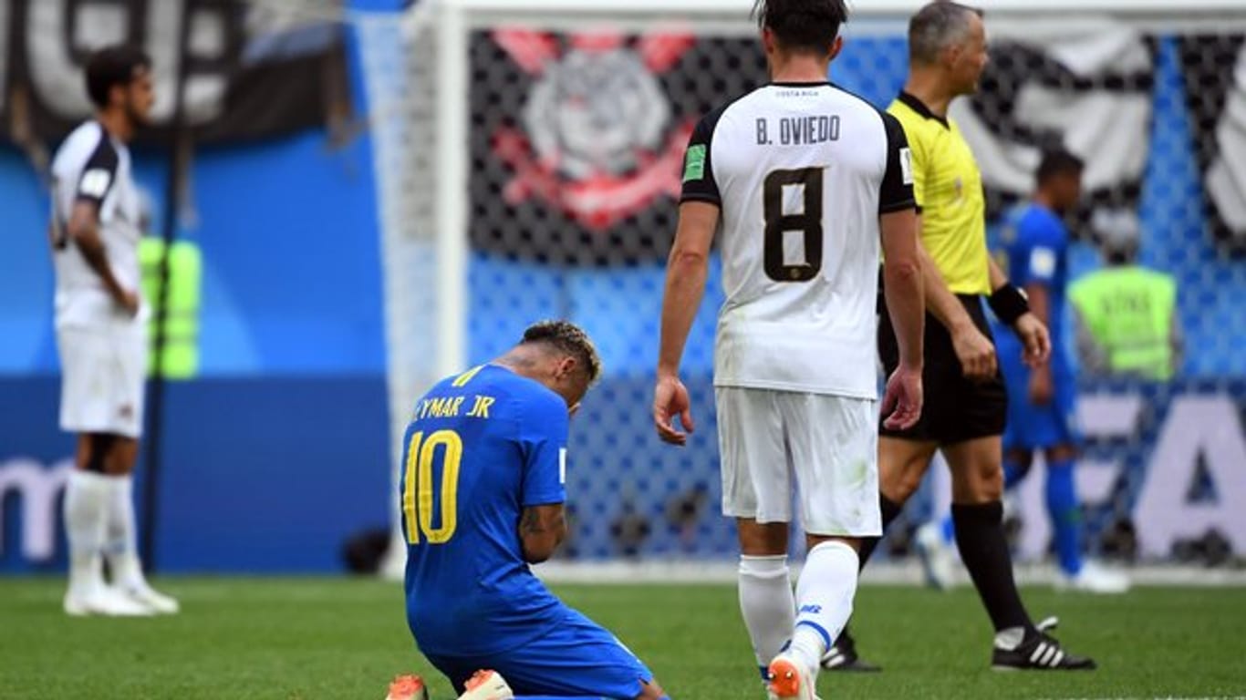 Neymar kniet nach dem Sieg über Costa Rica auf dem Rasen und lässt seinen Gefühlen freien Lauf.