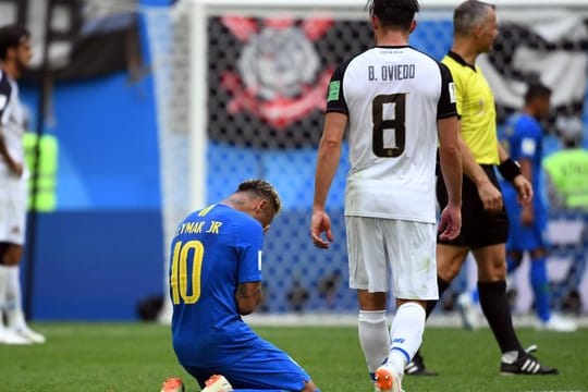 Neymar kniet nach dem Sieg über Costa Rica auf dem Rasen und lässt seinen Gefühlen freien Lauf.