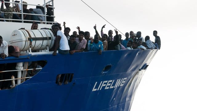 Das Rettungsschiff "Lifeline" wird derzeit mit Migranten an Bord auf dem Meer blockiert. Das Rettungsschiff "Lifeline" wird derzeit mit Migranten an Bord auf dem Meer blockiert.