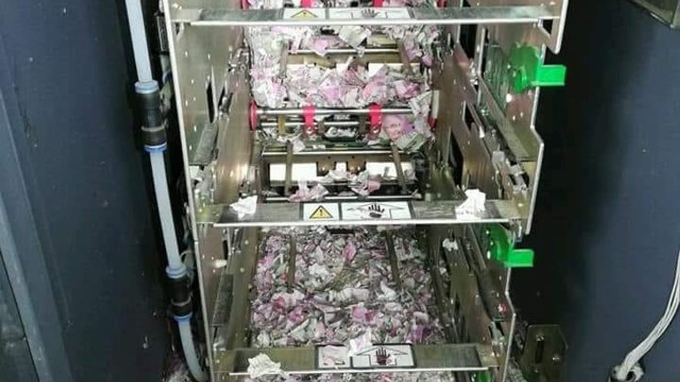 In einem Geldautomaten im Nordosten Indiens liegen zerfetzte Geldscheine im Wert von umgerechnet mehr als 15.