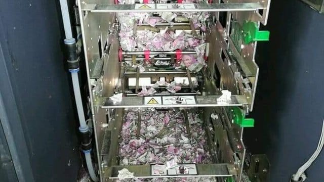 In einem Geldautomaten im Nordosten Indiens liegen zerfetzte Geldscheine im Wert von umgerechnet mehr als 15. In einem Geldautomaten im Nordosten Indiens liegen zerfetzte Geldscheine im Wert von umgerechnet mehr als 15.