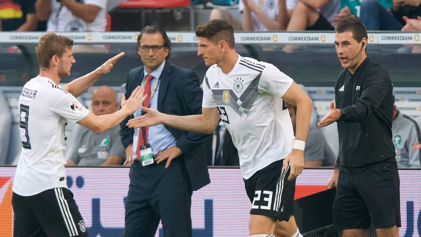 Mario Gomez (r.) wird für Timo Werner eingewechselt: Beide könnten auch gemeinsam für Deutschland stürmen.