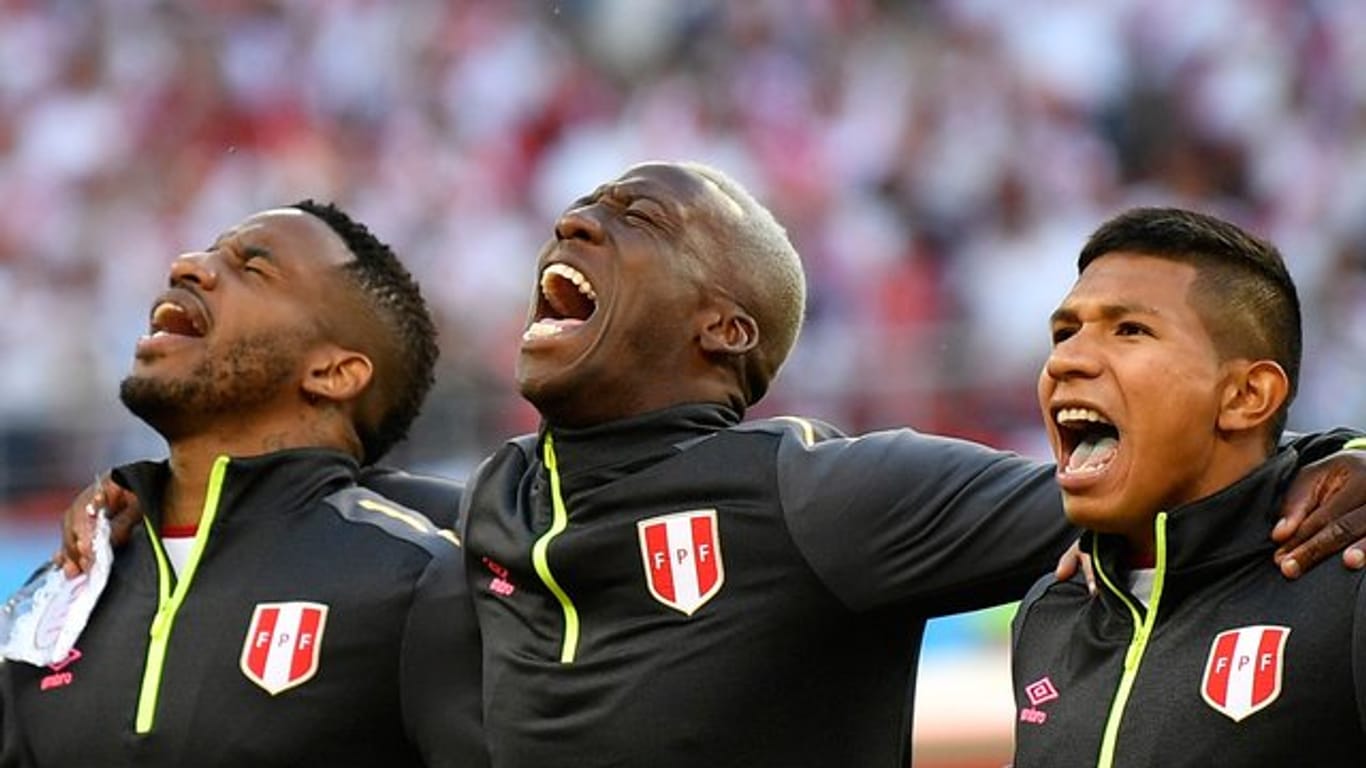 Voller Inbrunst singt der Peruaner Edison Flores bei der WM die Nationalhymne seines Landes.