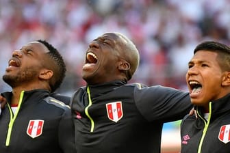 Voller Inbrunst singt der Peruaner Edison Flores bei der WM die Nationalhymne seines Landes.