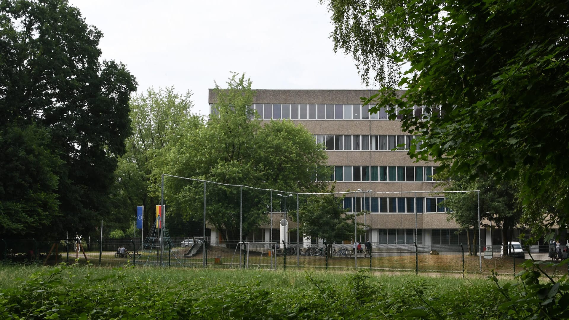 Außenstelle des Bamf in Bremen: Ermittler gehen möglichen Manipulationen bei der Asylvergabe nach. Außenstelle des Bamf in Bremen: Ermittler gehen möglichen Manipulationen bei der Asylvergabe nach.